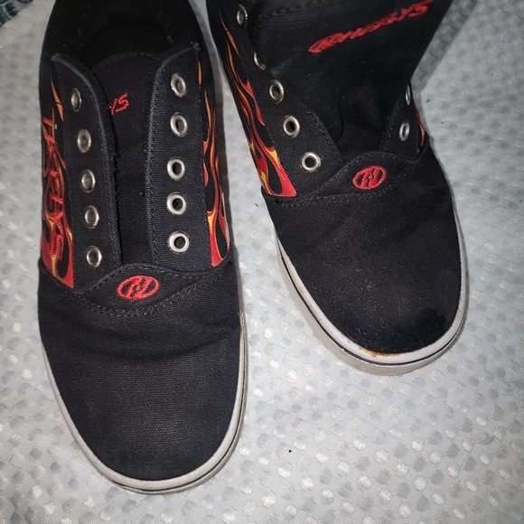 HEELYS EUC YOUTH SZ 6 PRO FLAME PRINT SKATE SHOES - Picture 3 of 10